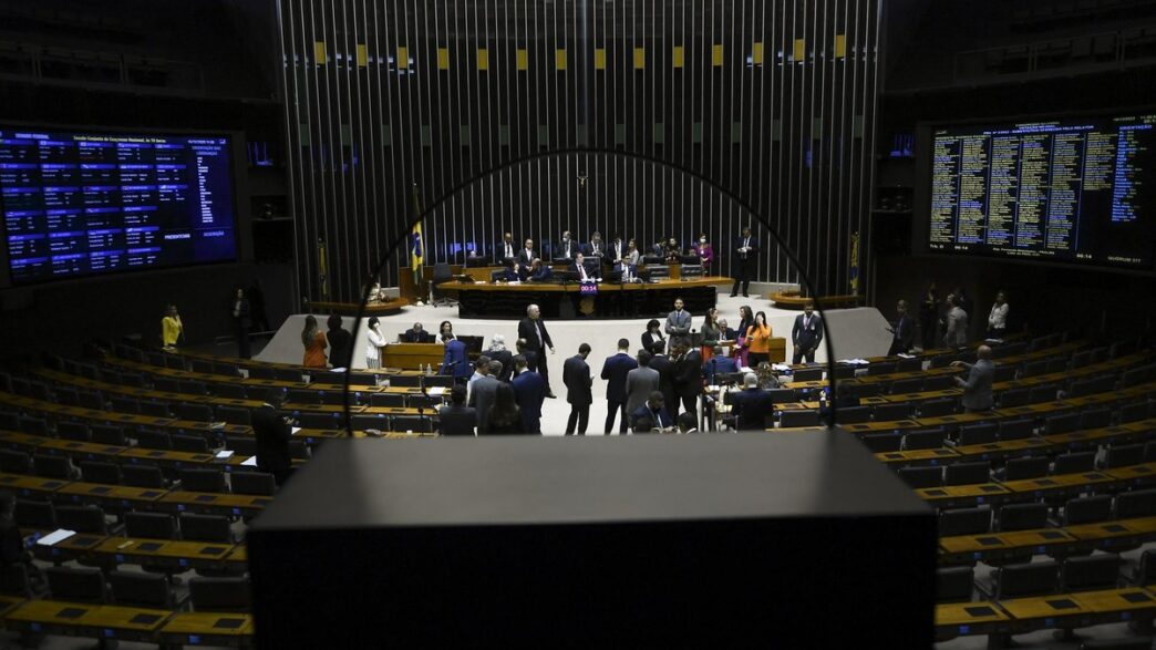 Fachada do Congresso Nacional em Brasília durante sessão legislativa.