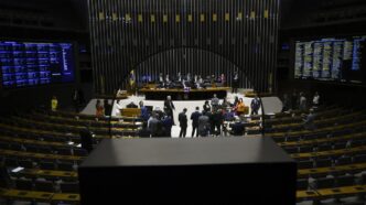 Fachada do Congresso Nacional em Brasília durante sessão legislativa.