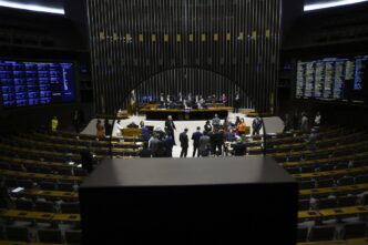 Fachada do Congresso Nacional em Brasília durante sessão legislativa.