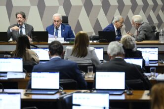 Reunião da CCJ do Senado para votação da PEC sobre aposentadoria compulsória.