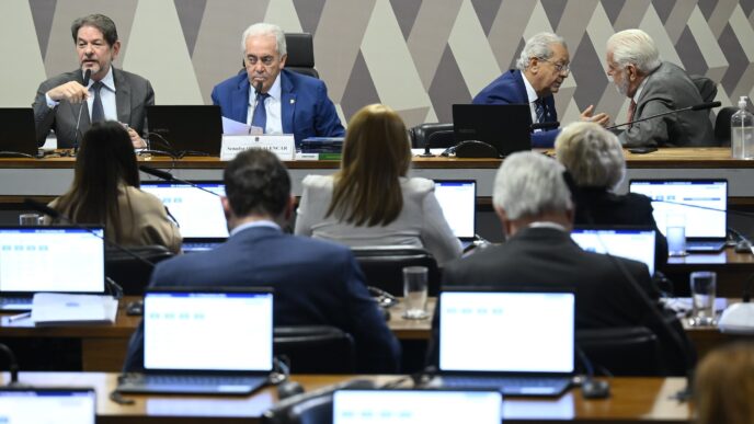 Reunião da CCJ do Senado para votação da PEC sobre aposentadoria compulsória.