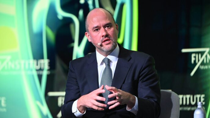 Ivan Espinosa, CEO da Nissan, em ambiente corporativo.