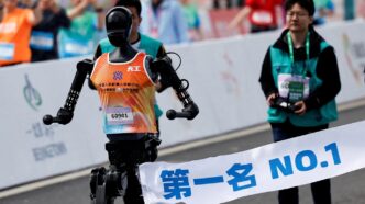Robôs humanoides em teste de performance durante maratona tecnológica na China.