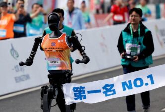 Robôs humanoides em teste de performance durante maratona tecnológica na China.