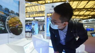 Linha de montagem de semicondutores em fábrica chinesa de alta tecnologia.