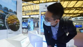 Linha de montagem de semicondutores em fábrica chinesa de alta tecnologia.