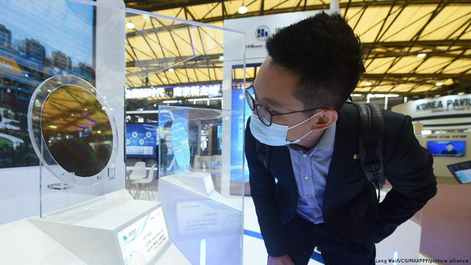 Linha de montagem de semicondutores em fábrica chinesa de alta tecnologia.