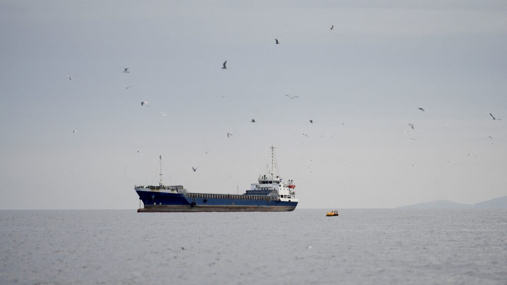 Navio de carga em operação marítima internacional.