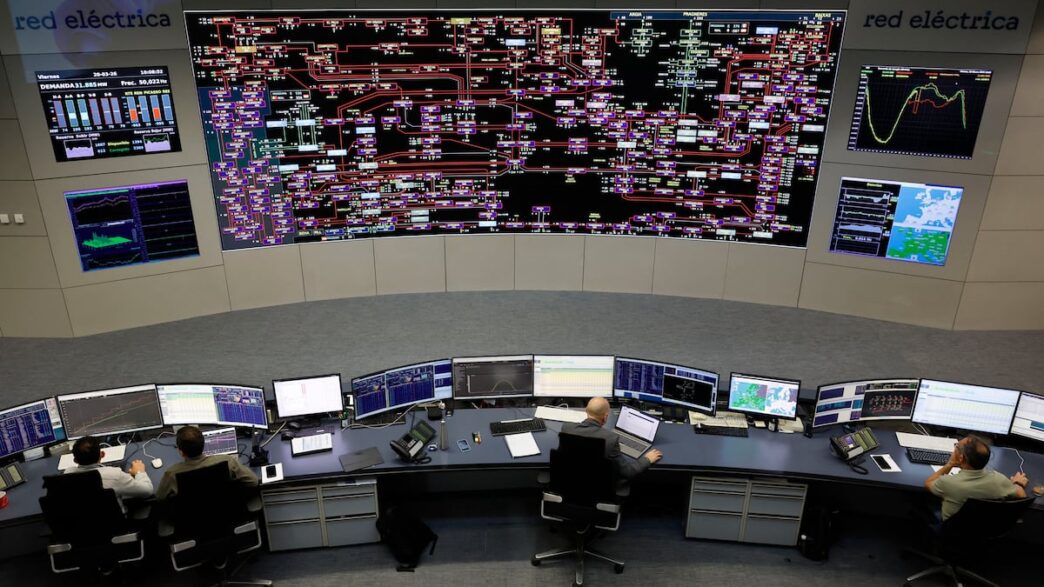 Instalações de rede elétrica sob monitoramento regulatório.