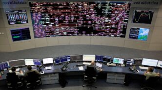 Instalações de rede elétrica sob monitoramento regulatório.
