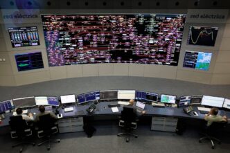 Instalações de rede elétrica sob monitoramento regulatório.
