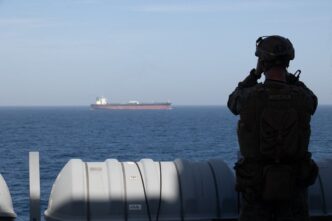 Instalações de refino e terminais de exportação no Golfo Pérsico enfrentam riscos operacionais devido ao conflito regional.