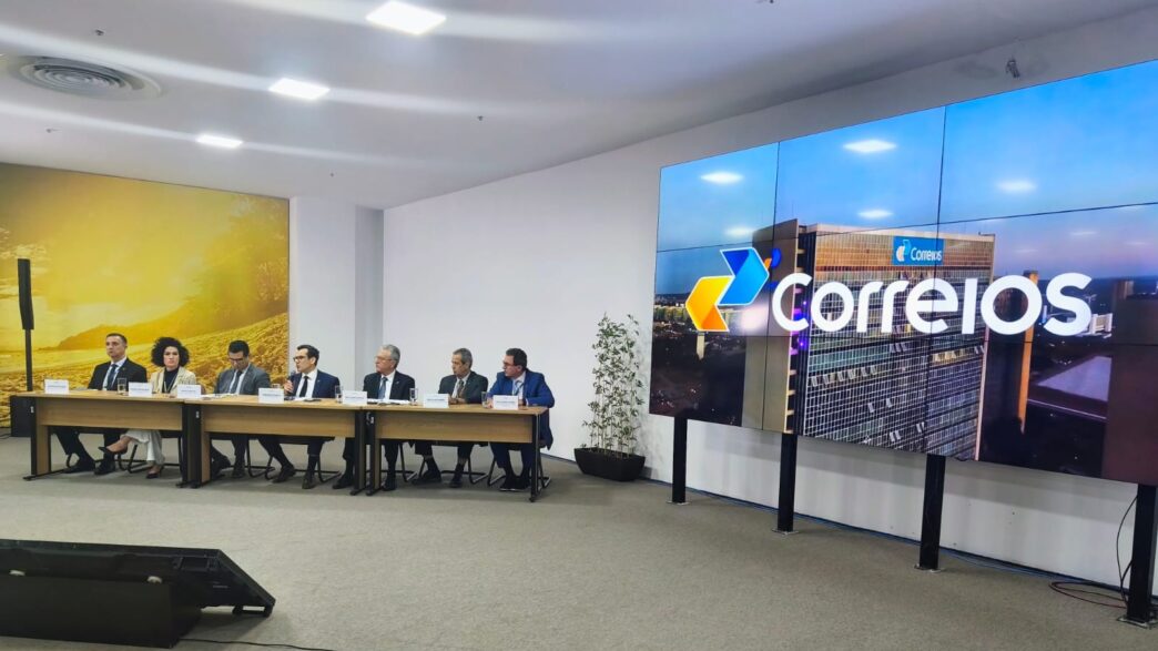 Fachada de agência dos Correios durante coletiva de imprensa