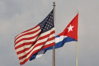 Representantes diplomáticos em reunião oficial