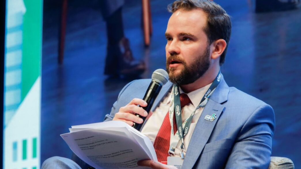 Ministro da Fazenda Dario Durigan em agenda internacional.