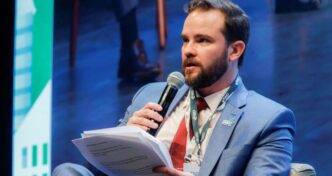 Ministro da Fazenda Dario Durigan em agenda internacional.