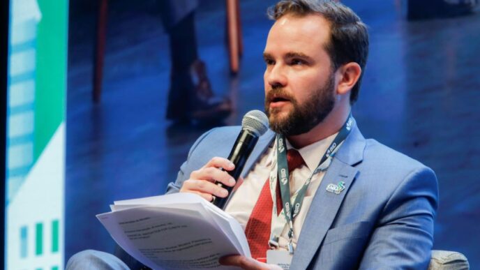 Ministro da Fazenda Dario Durigan em agenda internacional.