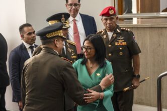 Delcy Rodríguez lidera mudanças políticas na Venezuela após saída de Maduro.