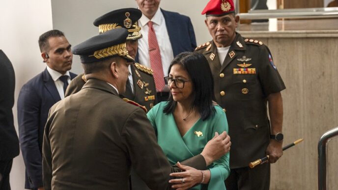 Delcy Rodríguez lidera mudanças políticas na Venezuela após saída de Maduro.