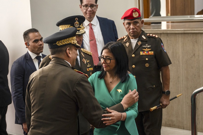 Delcy Rodríguez lidera mudanças políticas na Venezuela após saída de Maduro.