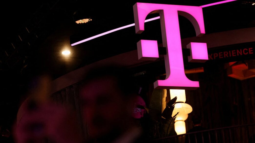 Logotipos da Deutsche Telekom e T-Mobile representando a fusão global.