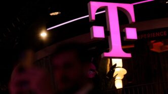 Logotipos da Deutsche Telekom e T-Mobile representando a fusão global.