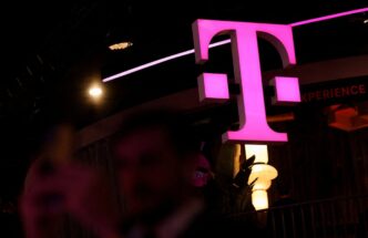 Logotipos da Deutsche Telekom e T-Mobile representando a fusão global.