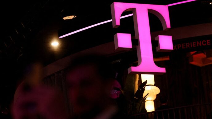 Logotipos da Deutsche Telekom e T-Mobile representando a fusão global.