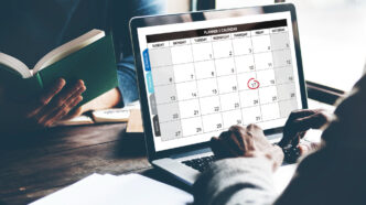 Calendário anual com marcações de feriados e dias úteis