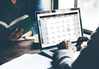 Calendário anual com marcações de feriados e dias úteis