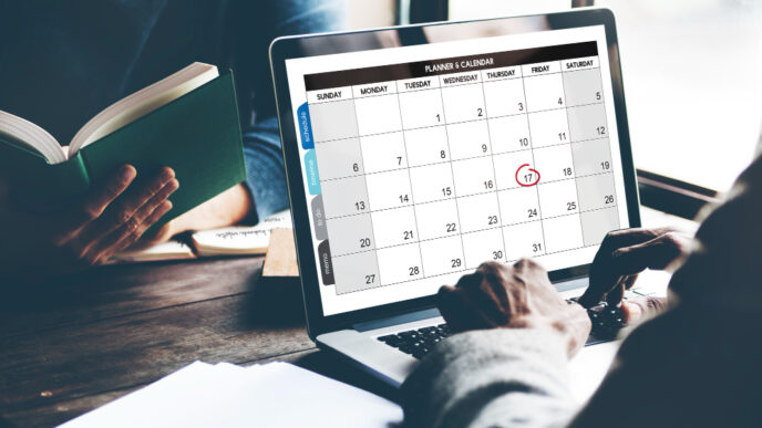 Calendário anual com marcações de feriados e dias úteis