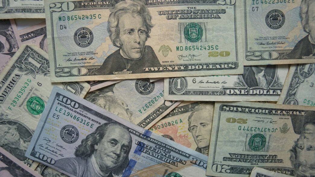 Dólar fecha abaixo de R$ 5,00 com foco em negociações diplomáticas e atuação do Banco Central em contexto de Finanças do Brasil