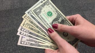 Gráfico de variação do dólar frente ao real no fechamento do mercado.
