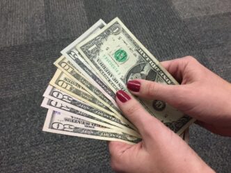 Gráfico de variação do dólar frente ao real no fechamento do mercado.
