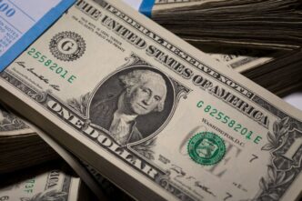 Gráfico de variação do dólar à vista frente ao real em dia de fluxo cambial.