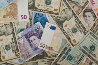 Gráfico de variação cambial do dólar frente a moedas globais.
