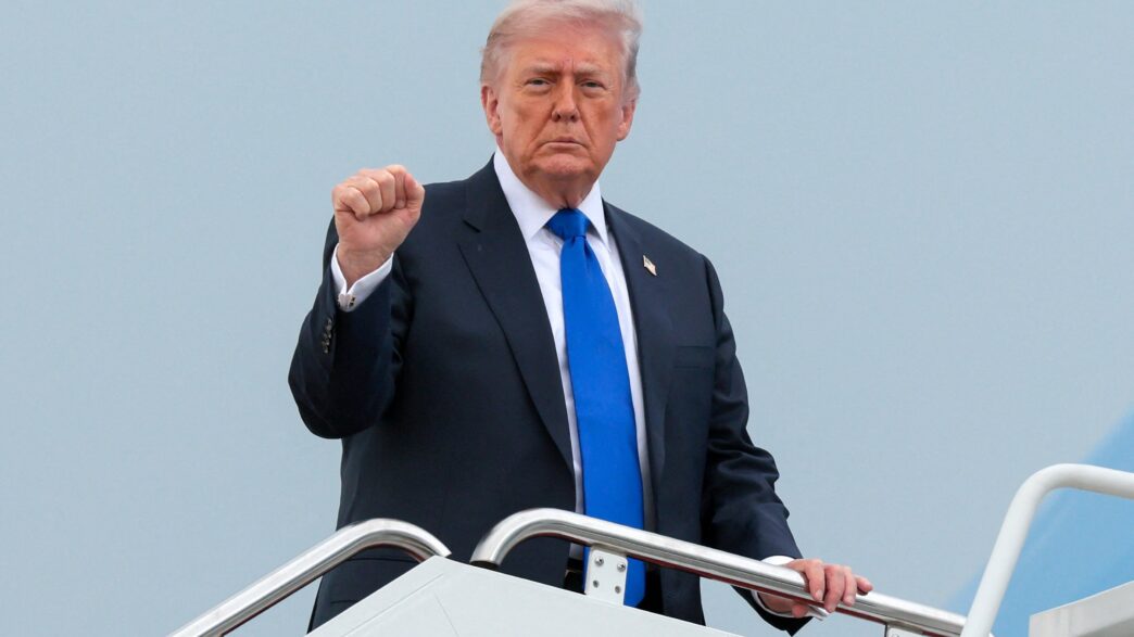 Presidente Donald Trump em deslocamento oficial.