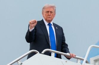 Presidente Donald Trump em deslocamento oficial.