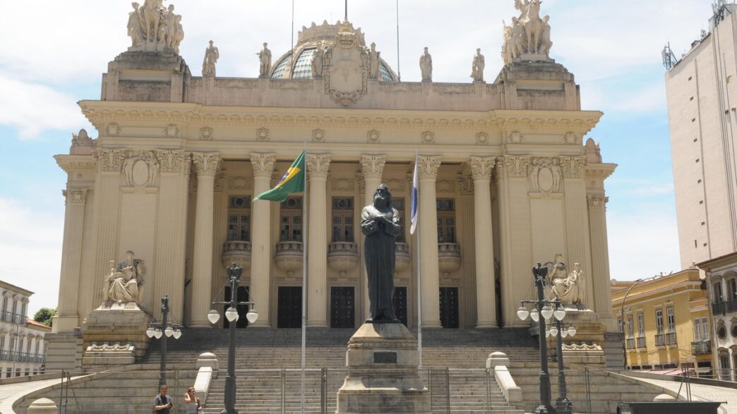 Sessão plenária na Assembleia Legislativa do Rio de Janeiro durante votação.