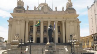 Sessão plenária na Assembleia Legislativa do Rio de Janeiro durante votação.