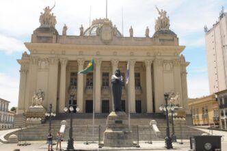 Sessão plenária na Assembleia Legislativa do Rio de Janeiro durante votação.