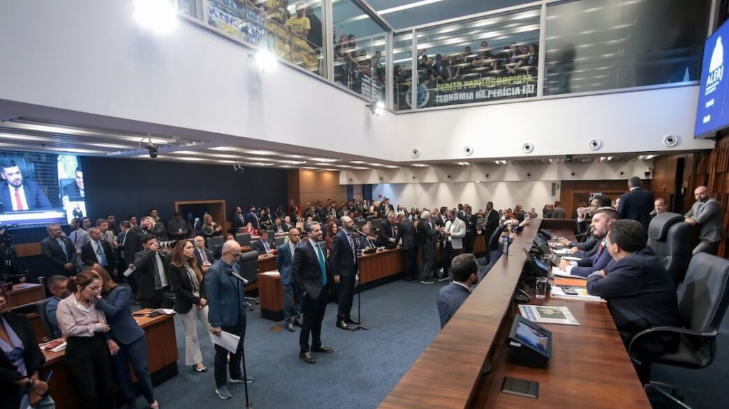 Douglas Ruas é eleito presidente da Alerj após boicote da oposição e em contexto de Política Econômica