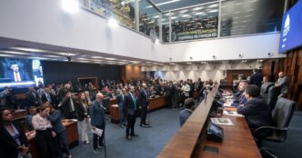 Douglas Ruas é eleito presidente da Alerj após boicote da oposição e em contexto de Política Econômica