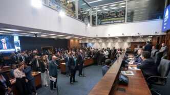 Douglas Ruas é eleito presidente da Alerj após boicote da oposição e em contexto de Política Econômica