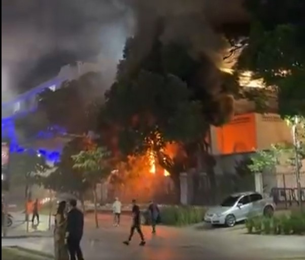 Fachada do Edifício Touring na Praça Mauá, Rio de Janeiro.