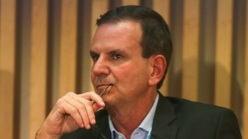 Eduardo Paes em evento público durante campanha eleitoral no Rio de Janeiro.