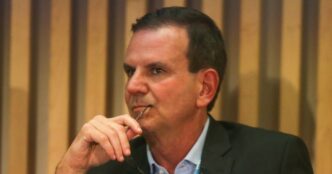 Eduardo Paes em evento público durante campanha eleitoral no Rio de Janeiro.