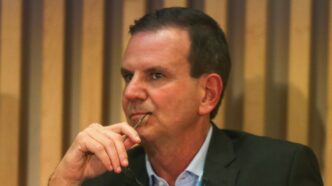 Eduardo Paes em evento público durante campanha eleitoral no Rio de Janeiro.