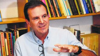 Eduardo Paes e Douglas Ruas em debate sobre a crise institucional no Rio de Janeiro.