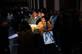 Trabalhadores em setor produtivo na Espanha.